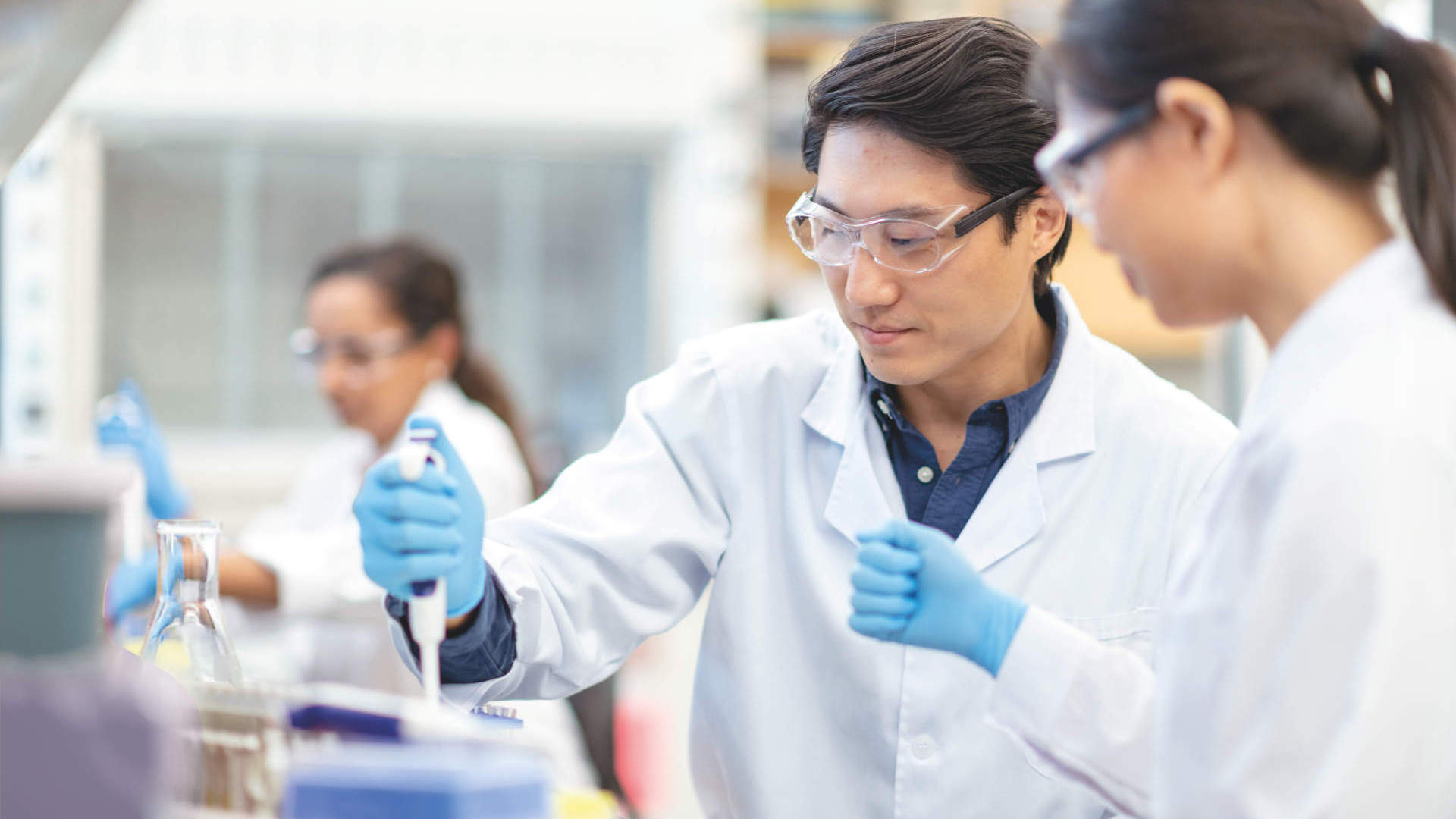 Two medical researchers are working together